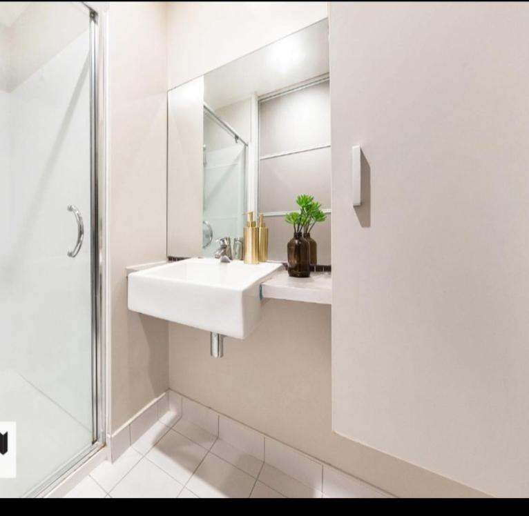 Super Place In Superb Location! Free Parking! Apartment *