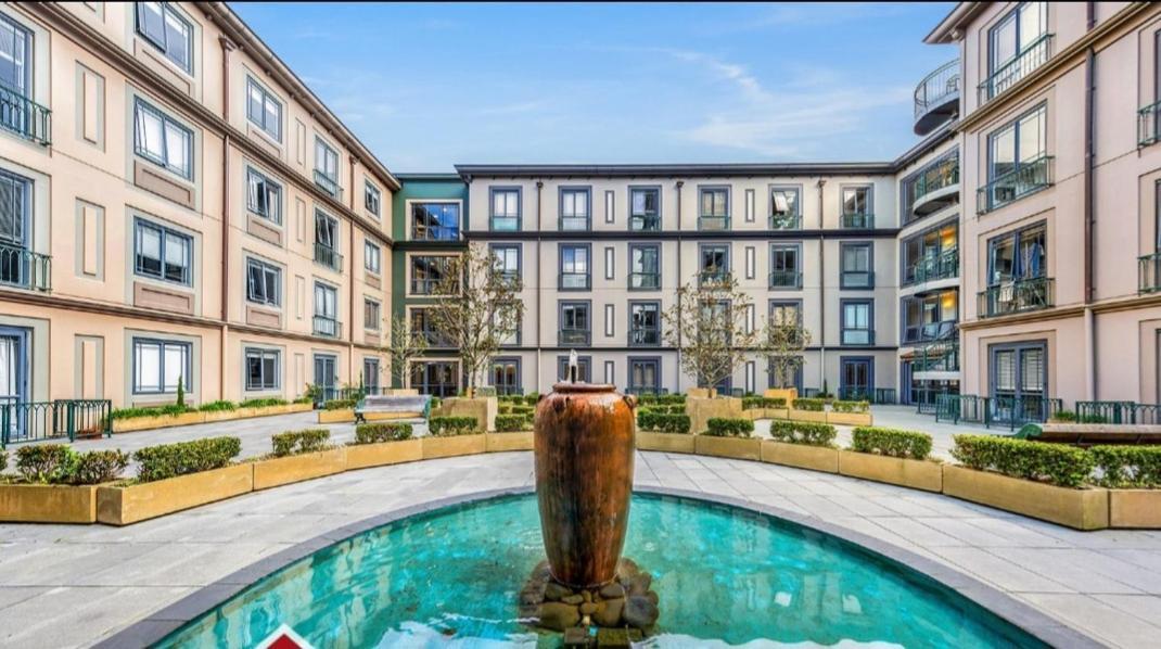 Super Place In Superb Location! Free Parking!