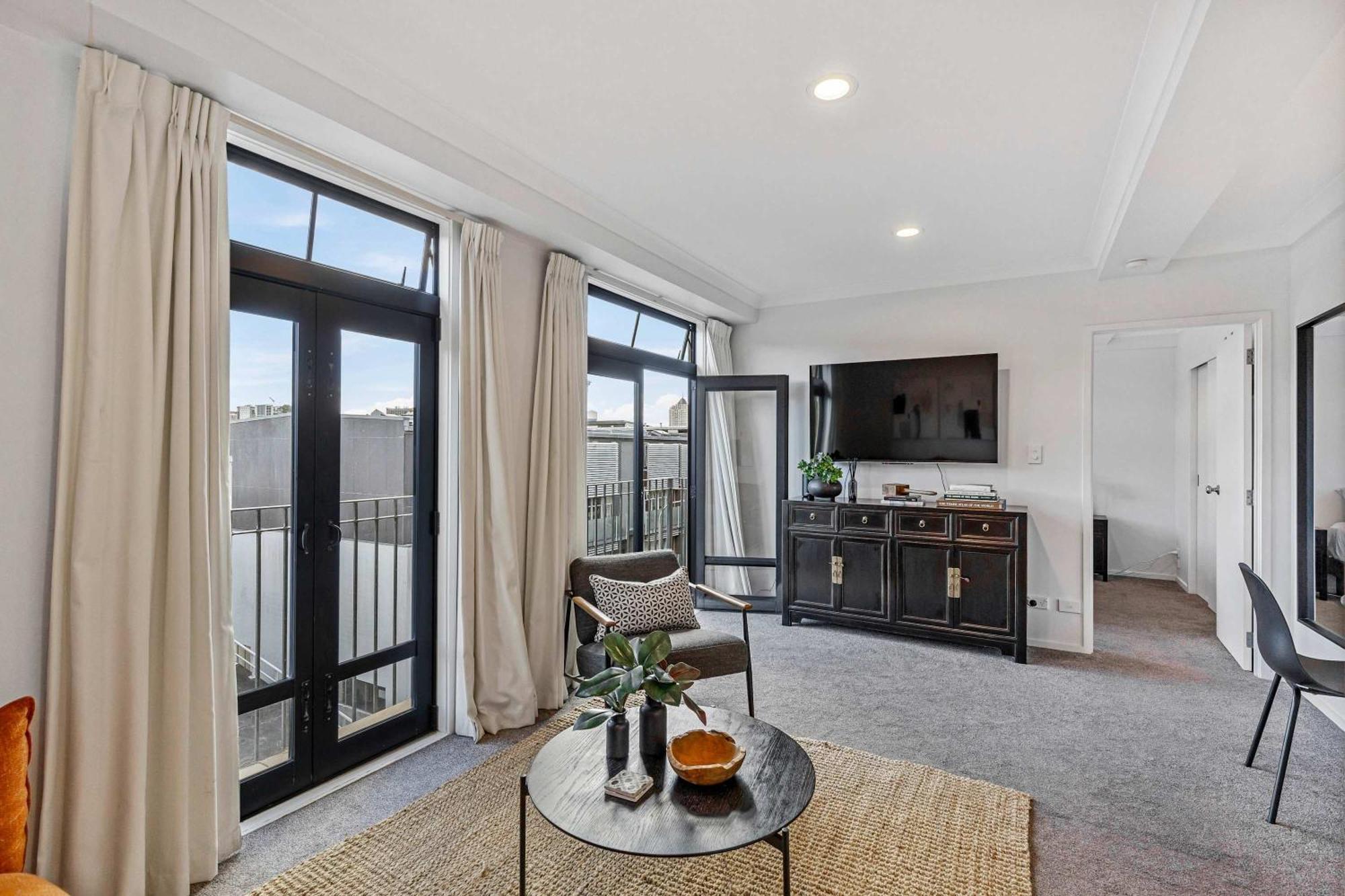Immaculate City-fringe Apartment *