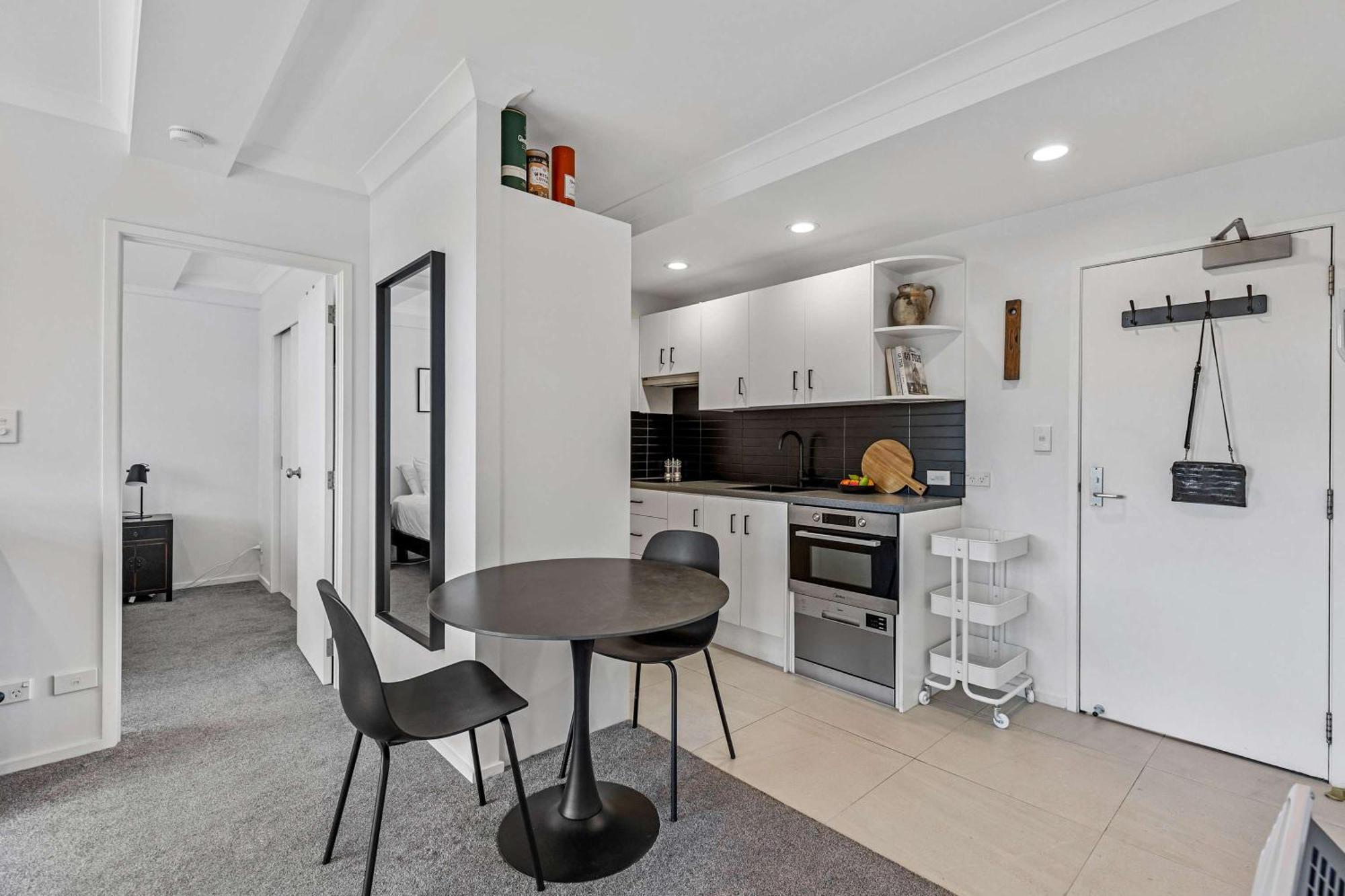 Apartment Immaculate City-fringe *
