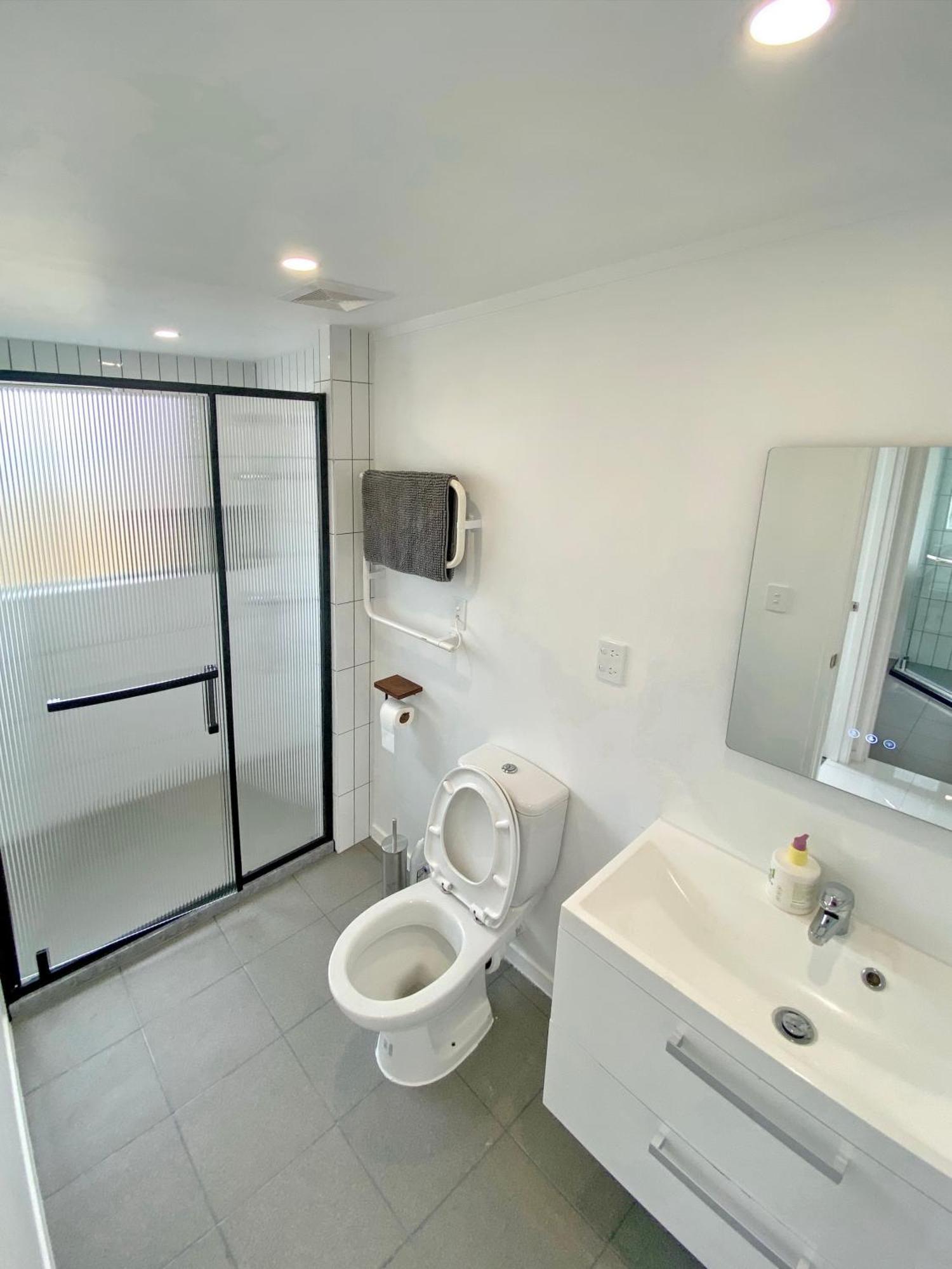 6mins To Airport Large Family House *