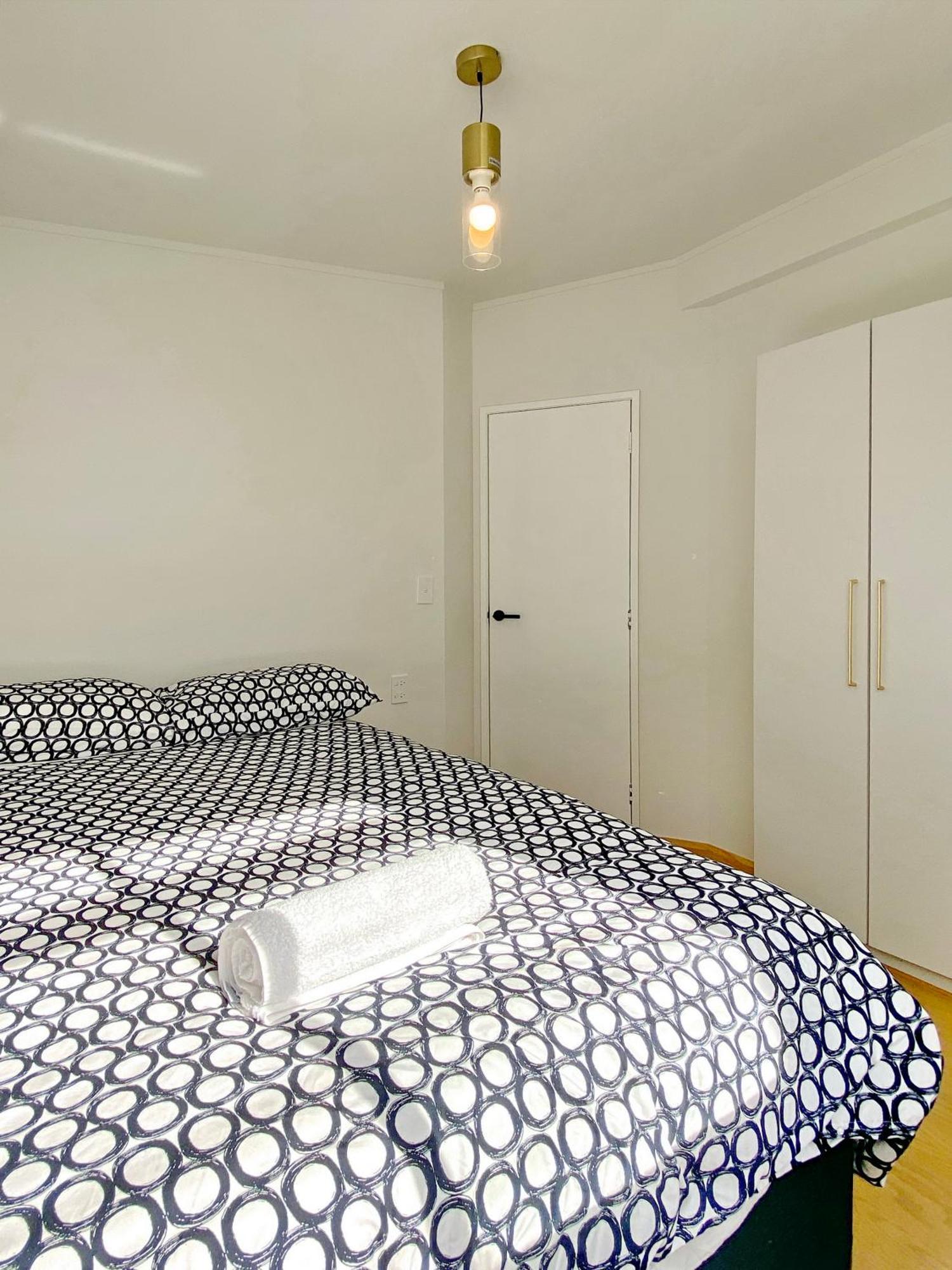 Holiday home 6mins To Airport Large Family House