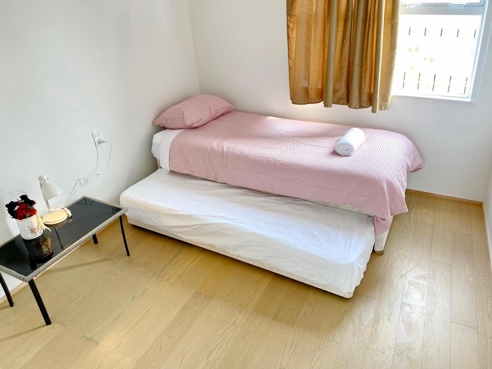 6mins To Airport Large Family House *