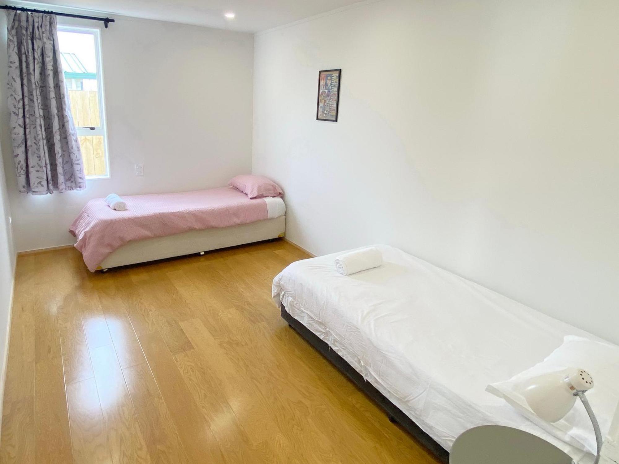 6mins To Airport Large Family House