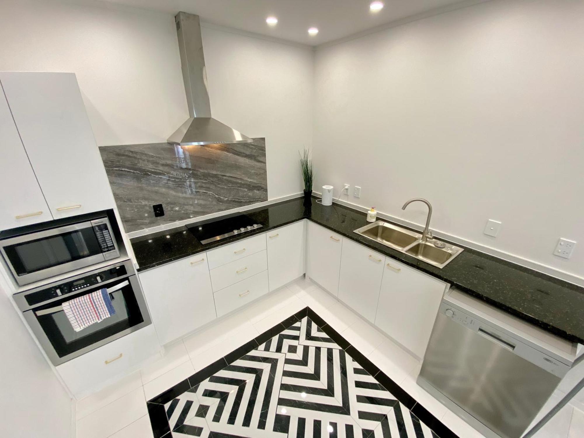 6mins To Airport Large Family House *