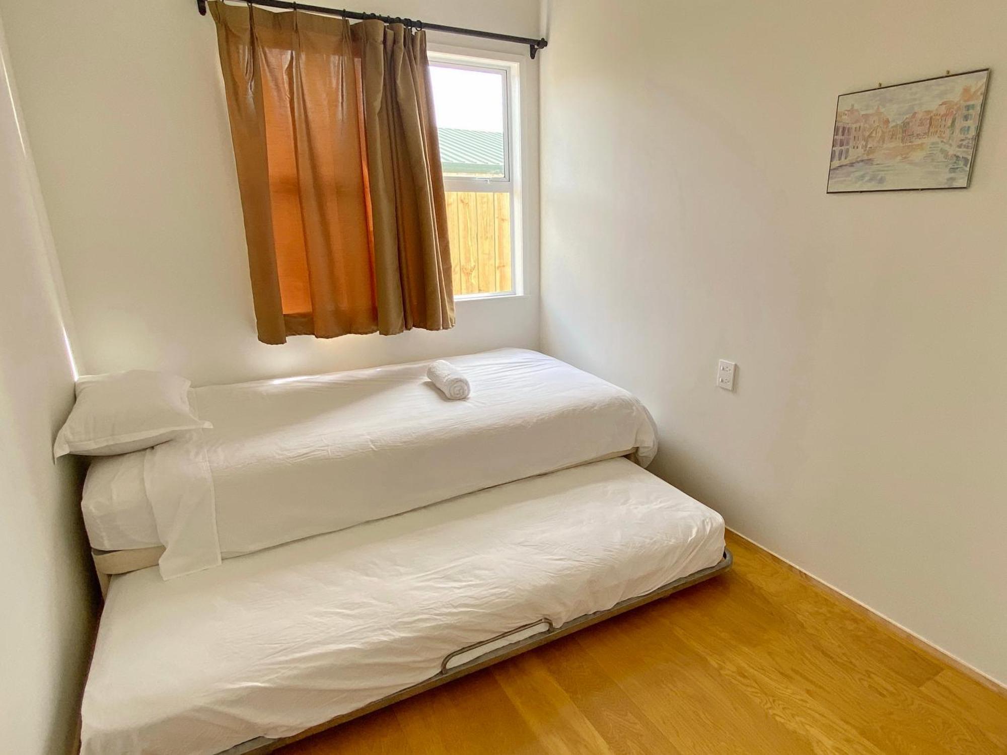 Holiday home 6mins To Airport Large Family House *