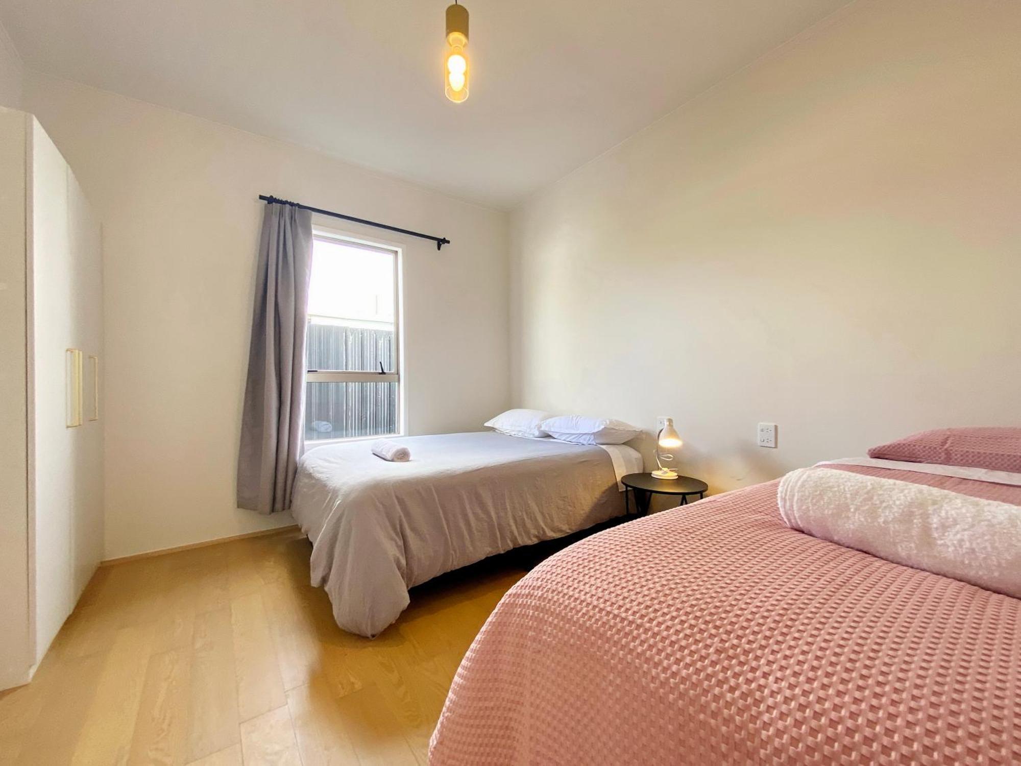6mins To Airport Large Family House *