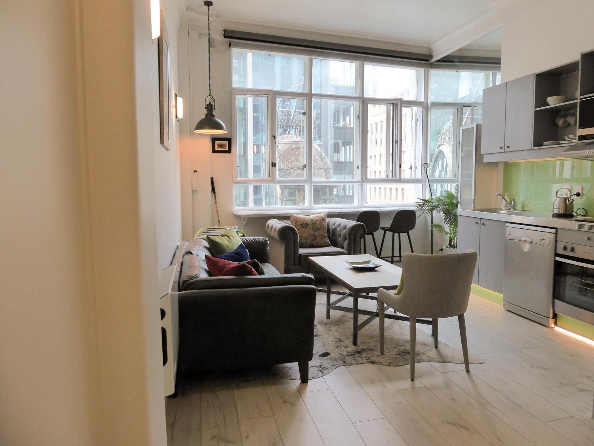 Vintage Meets Vogue, Cbd Apartment *