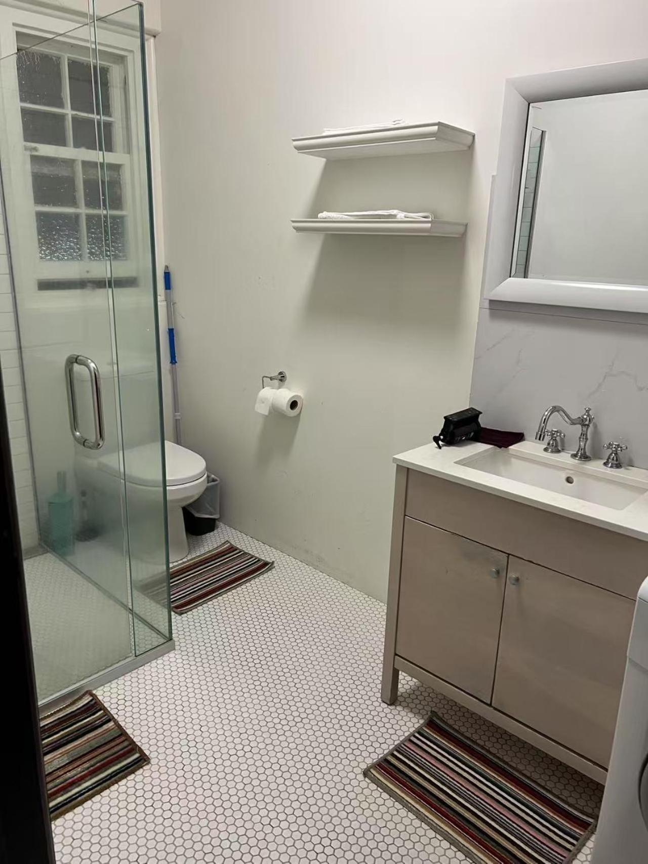 Apartment 6 Beds Including 4 Double Beds And 2 Single Sofa Beds In 1 Bedroom And 1 Living Auckland