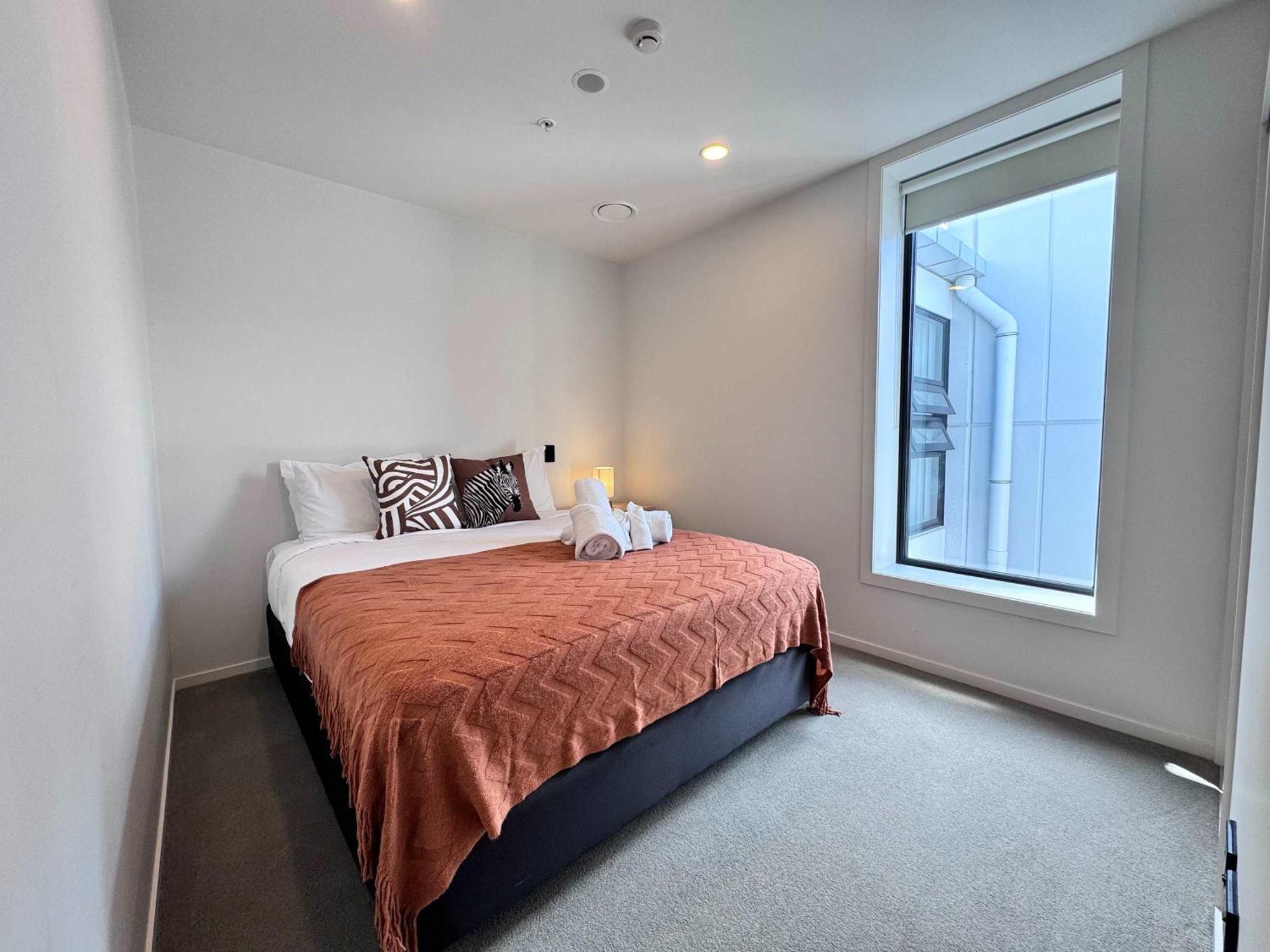 Modern Penthouse 3 Bed & 2 Bath-skytower View-pool * Auckland