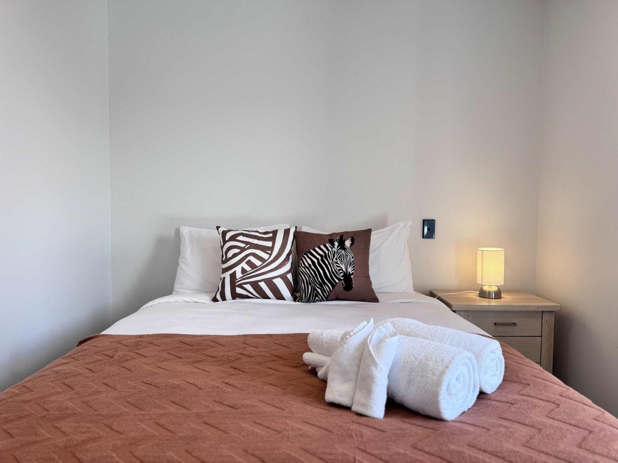 Modern Penthouse 3 Bed & 2 Bath-skytower View-pool Apartment