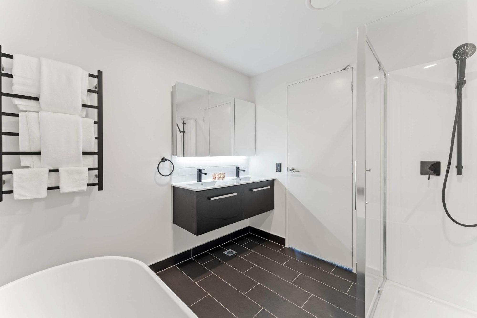 Modern Penthouse 3 Bed & 2 Bath-skytower View-pool Apartment Auckland