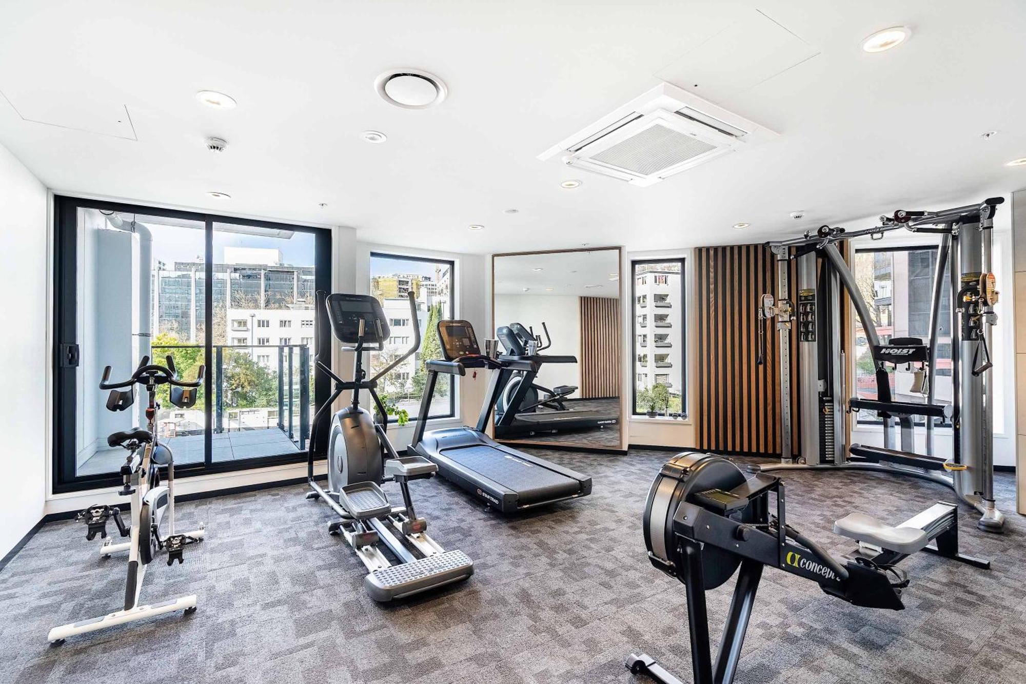 Modern Penthouse 3 Bed & 2 Bath-skytower View-pool Apartment *