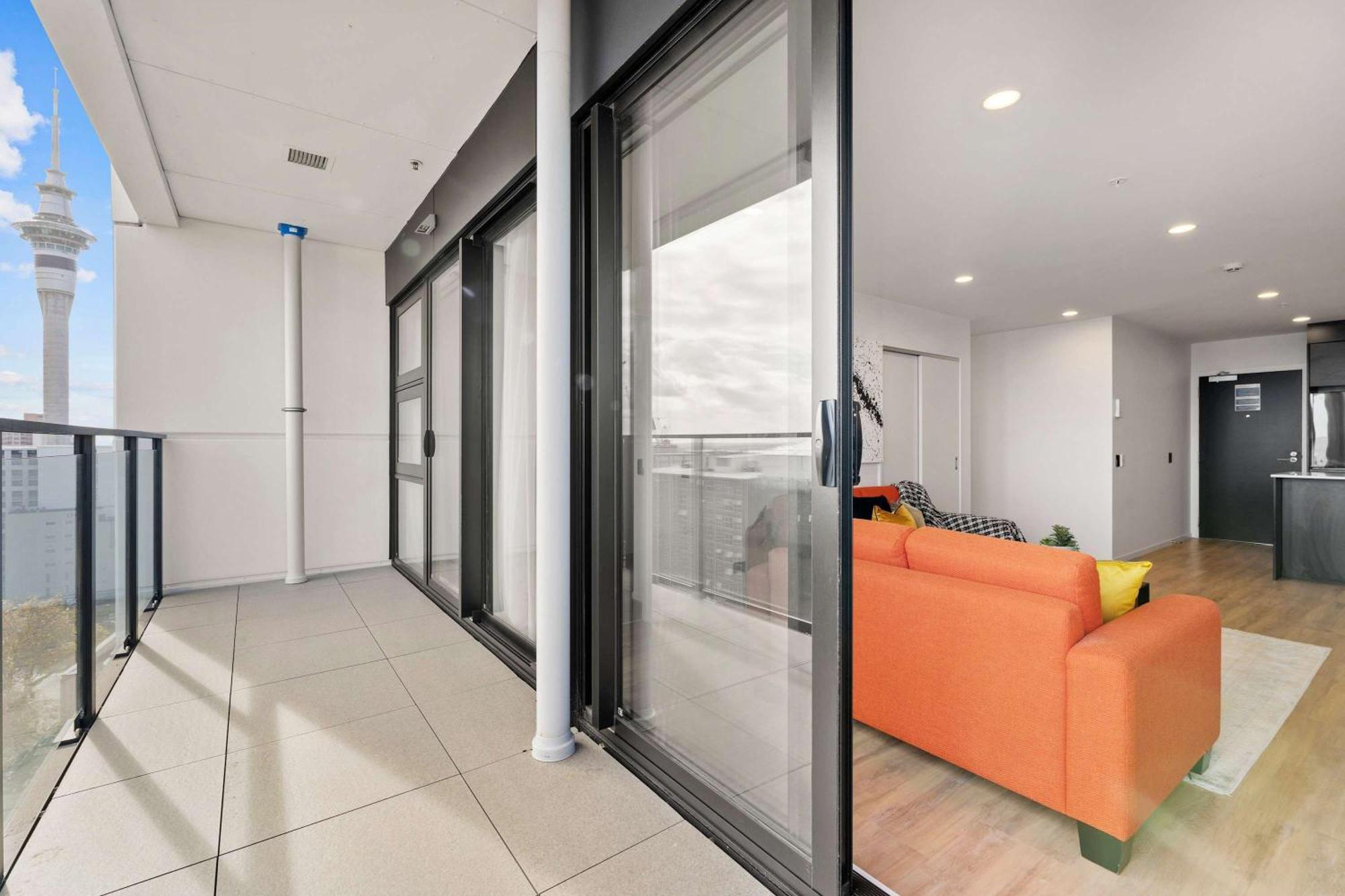 Modern Penthouse 3 Bed & 2 Bath-skytower View-pool Apartment *