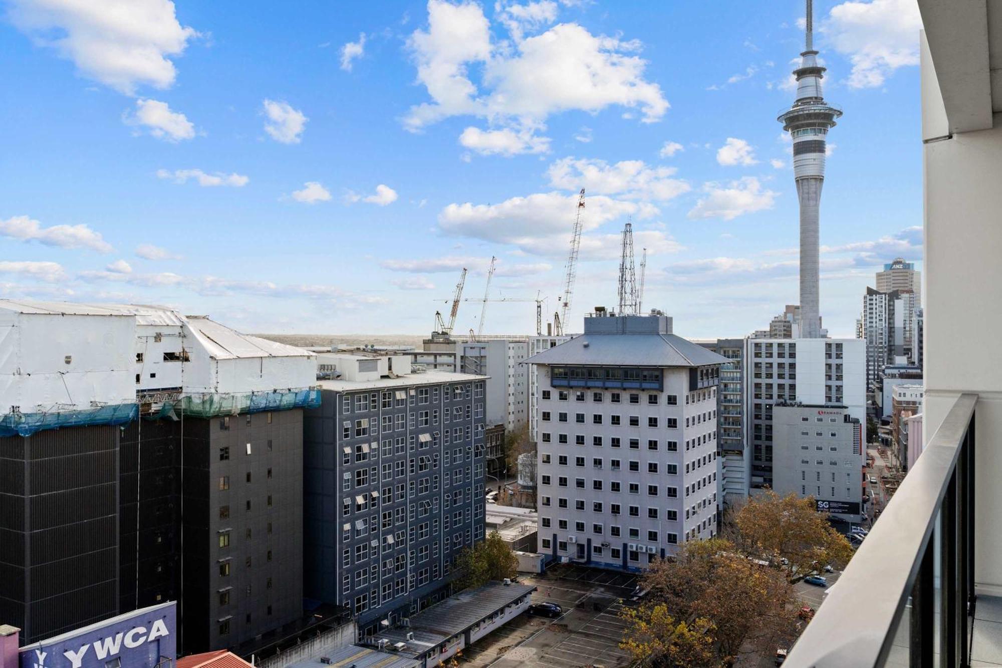 Apartment Modern Penthouse 3 Bed & 2 Bath-skytower View-pool *