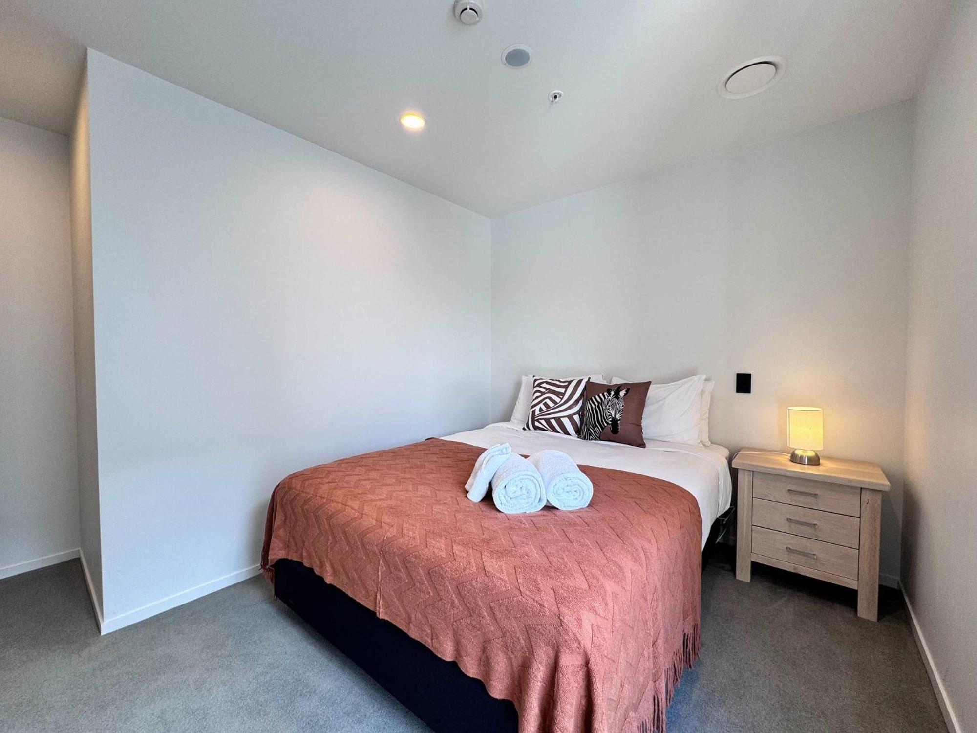 Modern Penthouse 3 Bed & 2 Bath-skytower View-pool * Auckland