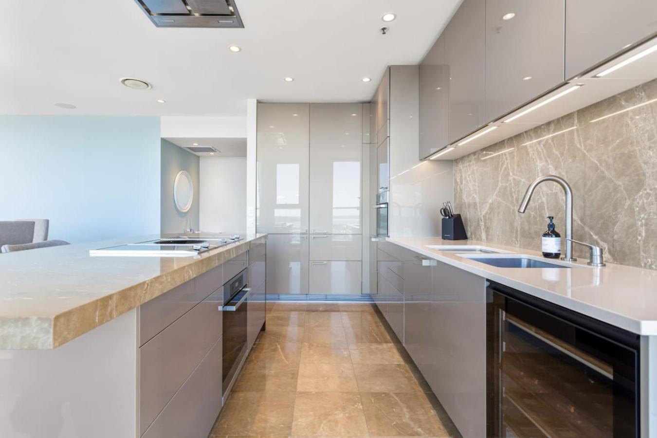 Luxury 3br Quay West With Views Pool And Parking Apartment