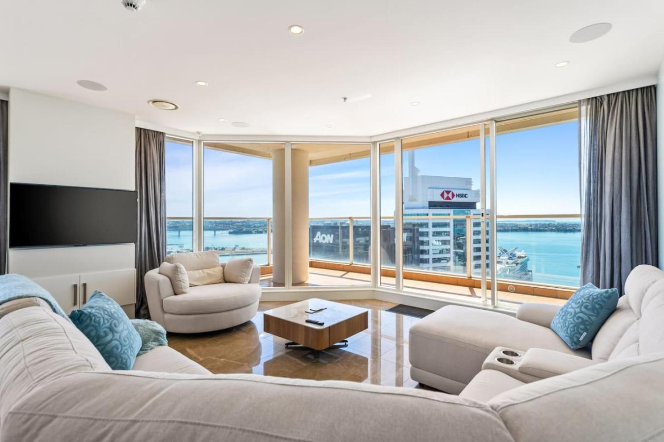 Luxury 3br Quay West With Views Pool And Parking