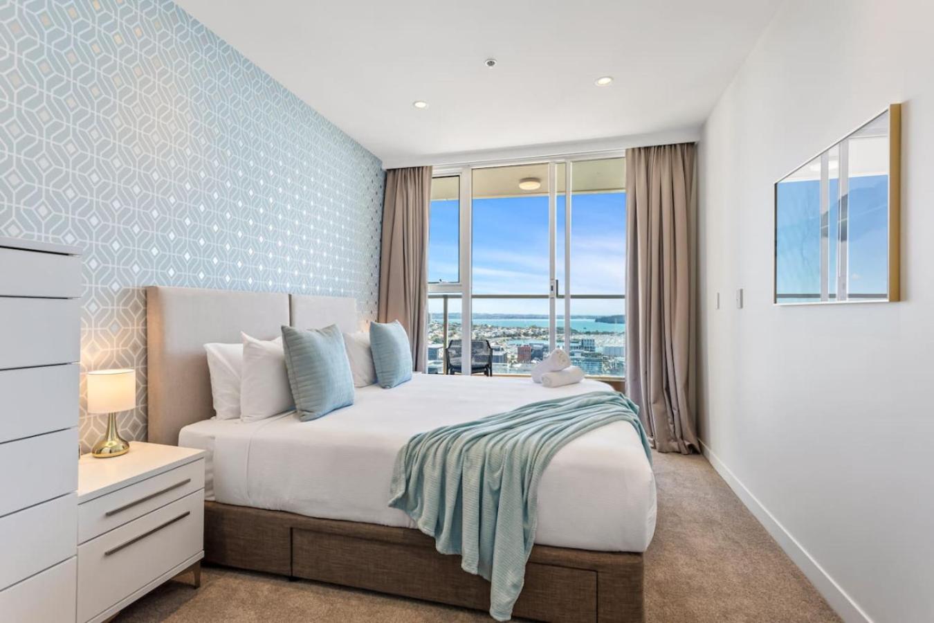 Luxury 3br Quay West With Views Pool And Parking Apartment