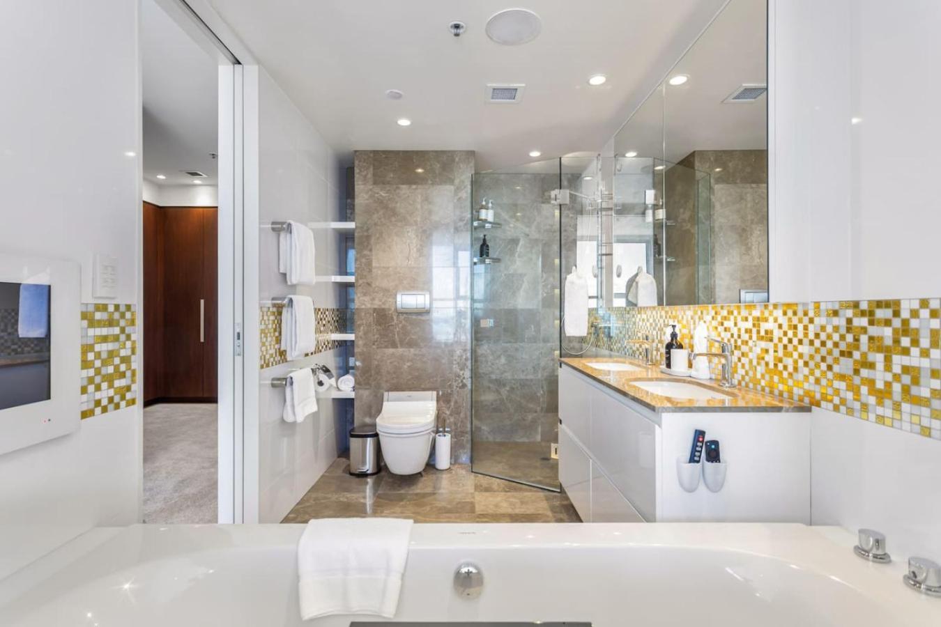 Apartment Luxury 3br Quay West With Views Pool And Parking Auckland