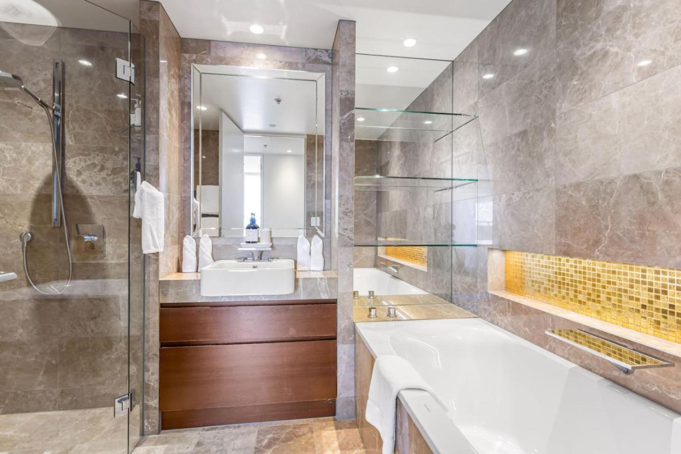Luxury 3br Quay West With Views Pool And Parking Apartment *