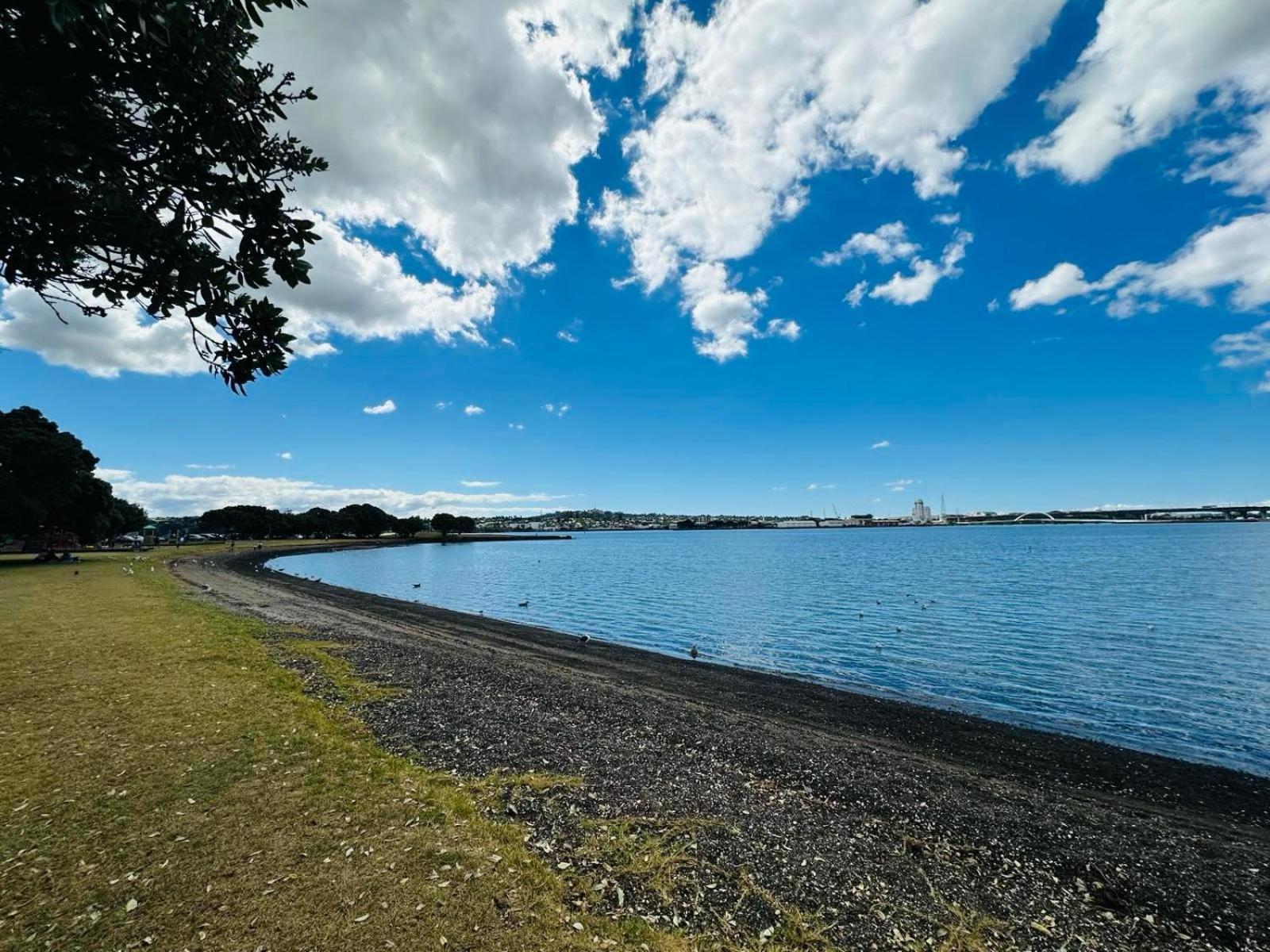 Apartment Waterfront Unit Near Airport