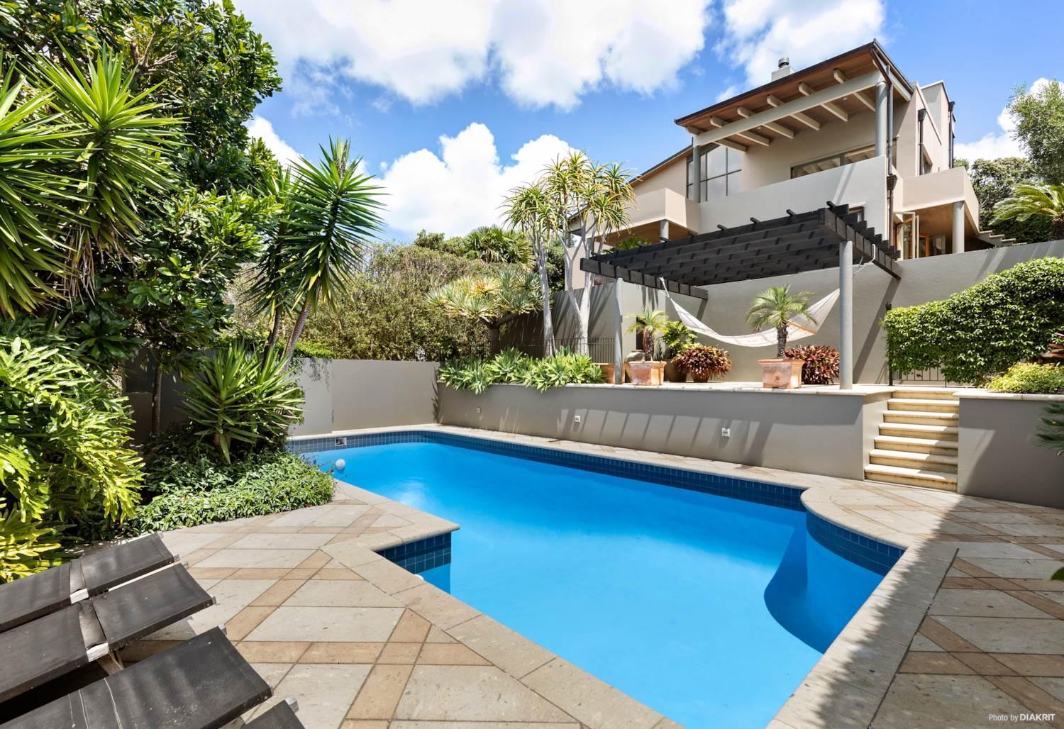 House Near With Pool And Auckland