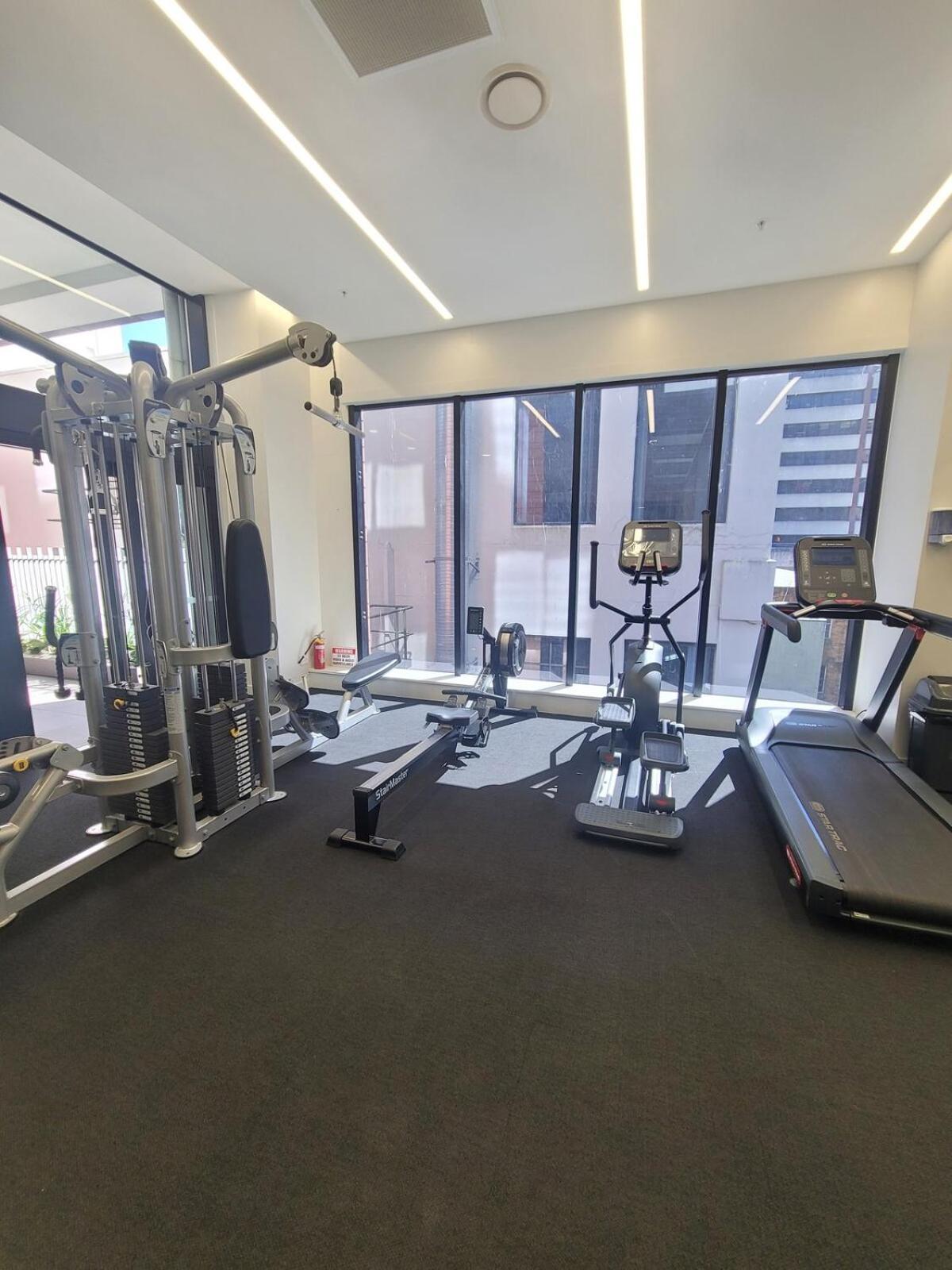 2bedrooms,skytower Next 20 M, Free Parking, Air Con