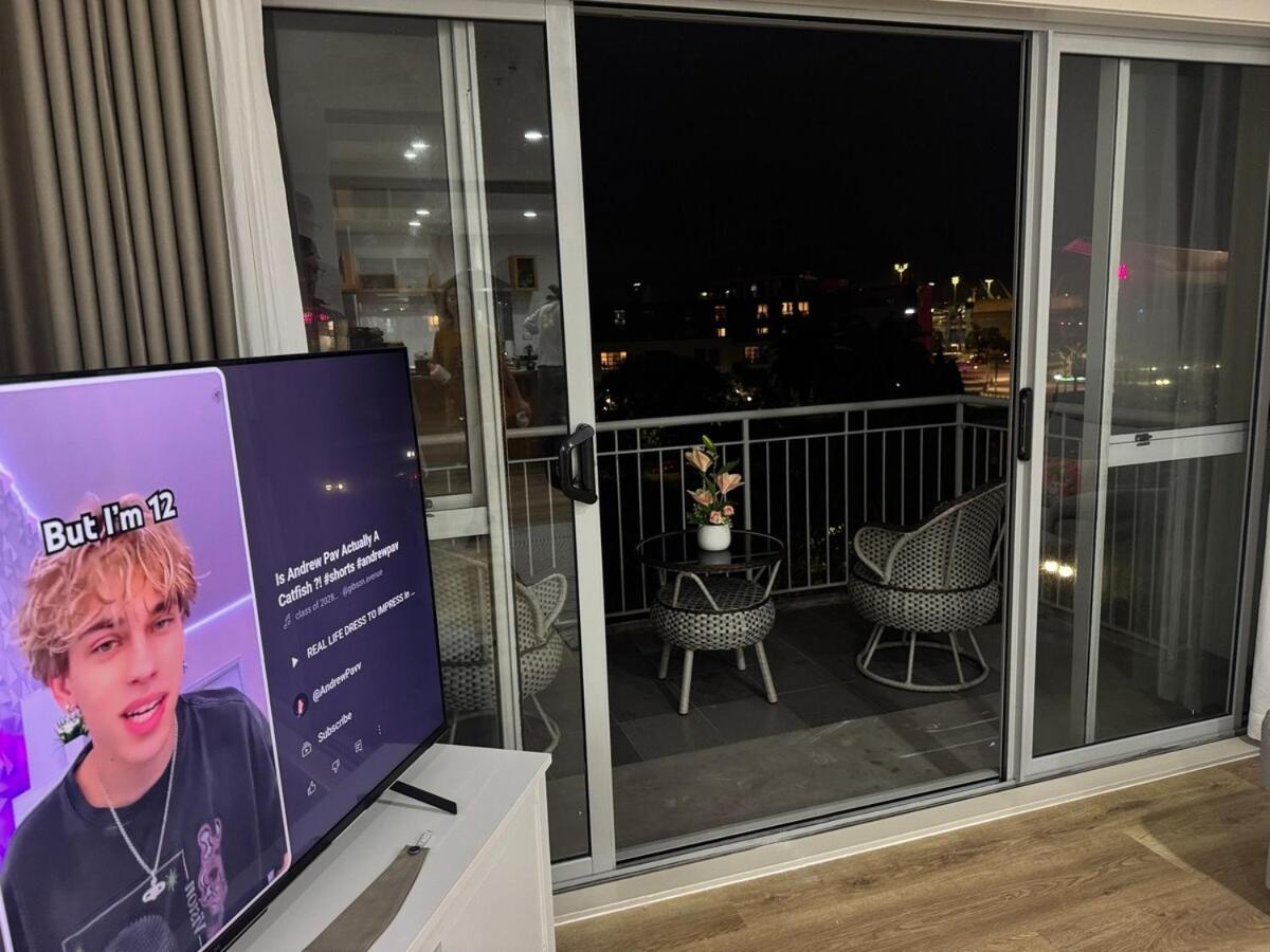 Penthouse Delight 3 Bd 2 Bth Free Carpark, Pool & Tennis Court Apartment