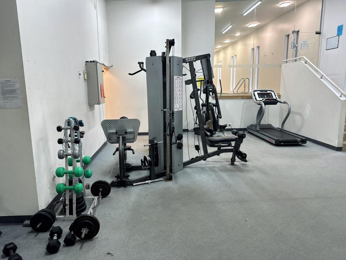 Penthouse Delight 3 Bd 2 Bth Free Carpark, Pool & Tennis Court Apartment