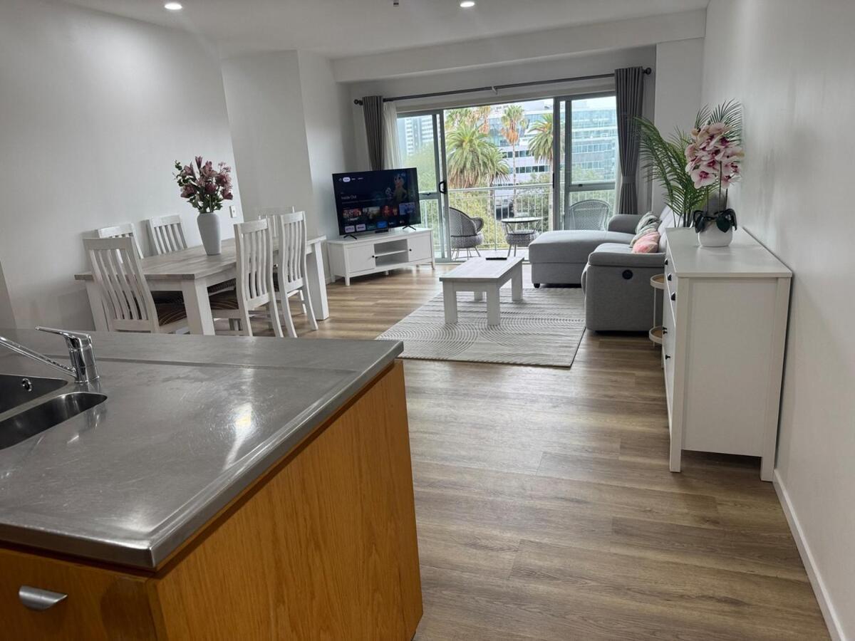 Penthouse Delight 3 Bd 2 Bth Free Carpark, Pool & Tennis Court Apartment