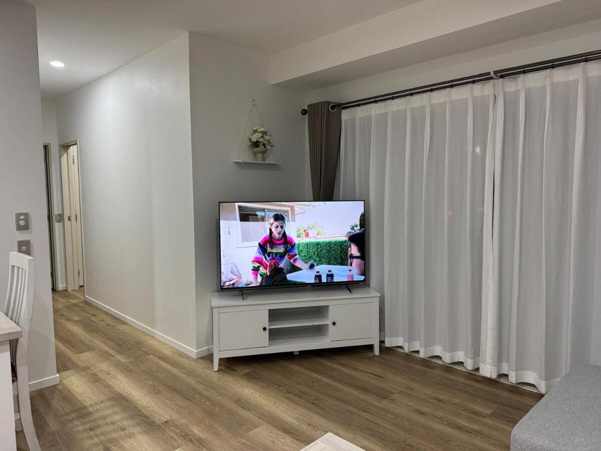 Penthouse Delight 3 Bd 2 Bth Free Carpark, Pool & Tennis Court * Auckland