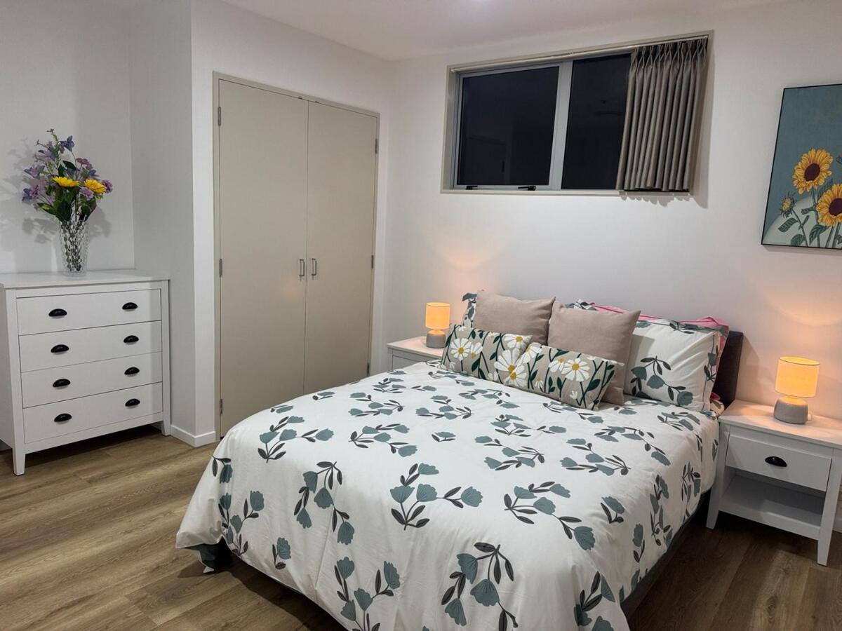 Penthouse Delight 3 Bd 2 Bth Free Carpark, Pool & Tennis Court Apartment *