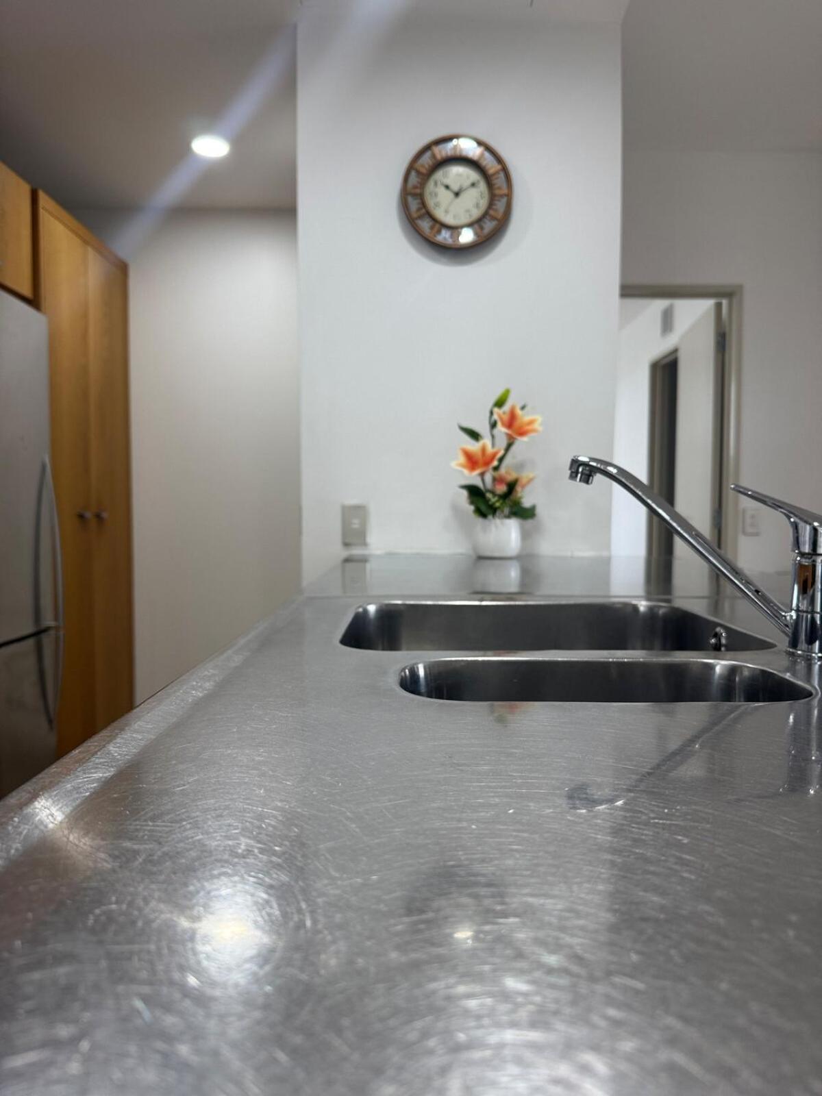 Penthouse Delight 3 Bd 2 Bth Free Carpark, Pool & Tennis Court * Auckland