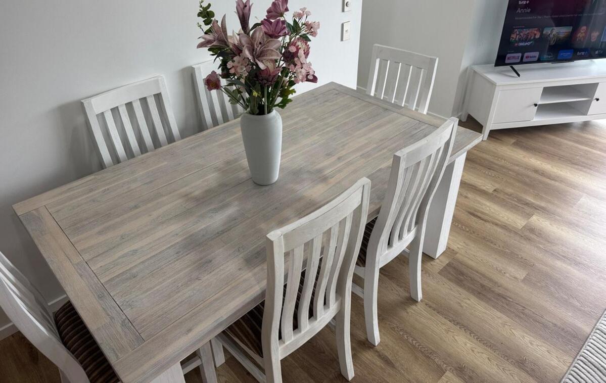 Penthouse Delight 3 Bd 2 Bth Free Carpark, Pool & Tennis Court Apartment *