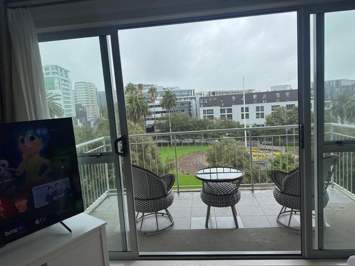 Penthouse Delight 3 Bd 2 Bth Free Carpark, Pool & Tennis Court Apartment Auckland