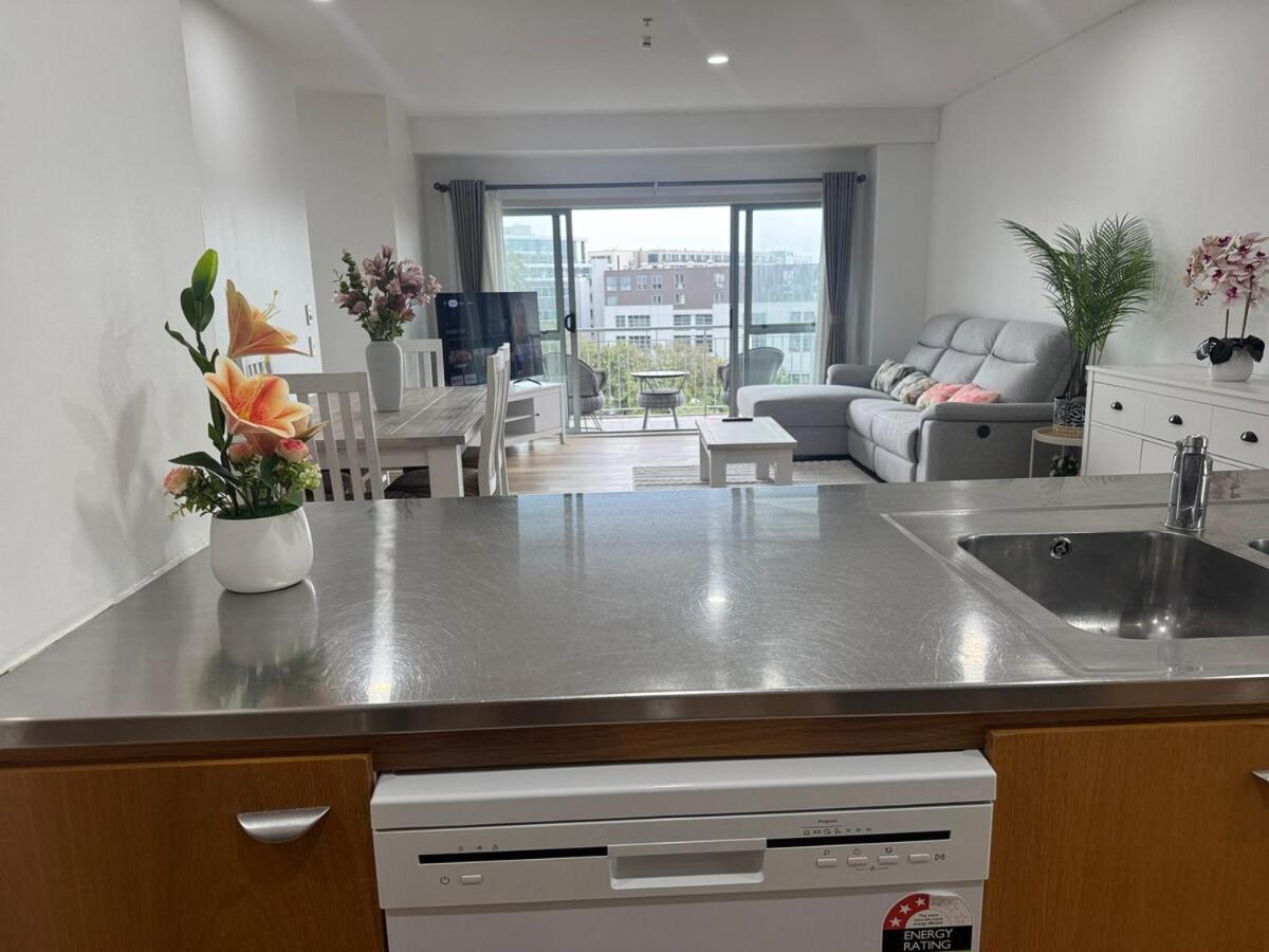 Penthouse Delight 3 Bd 2 Bth Free Carpark, Pool & Tennis Court