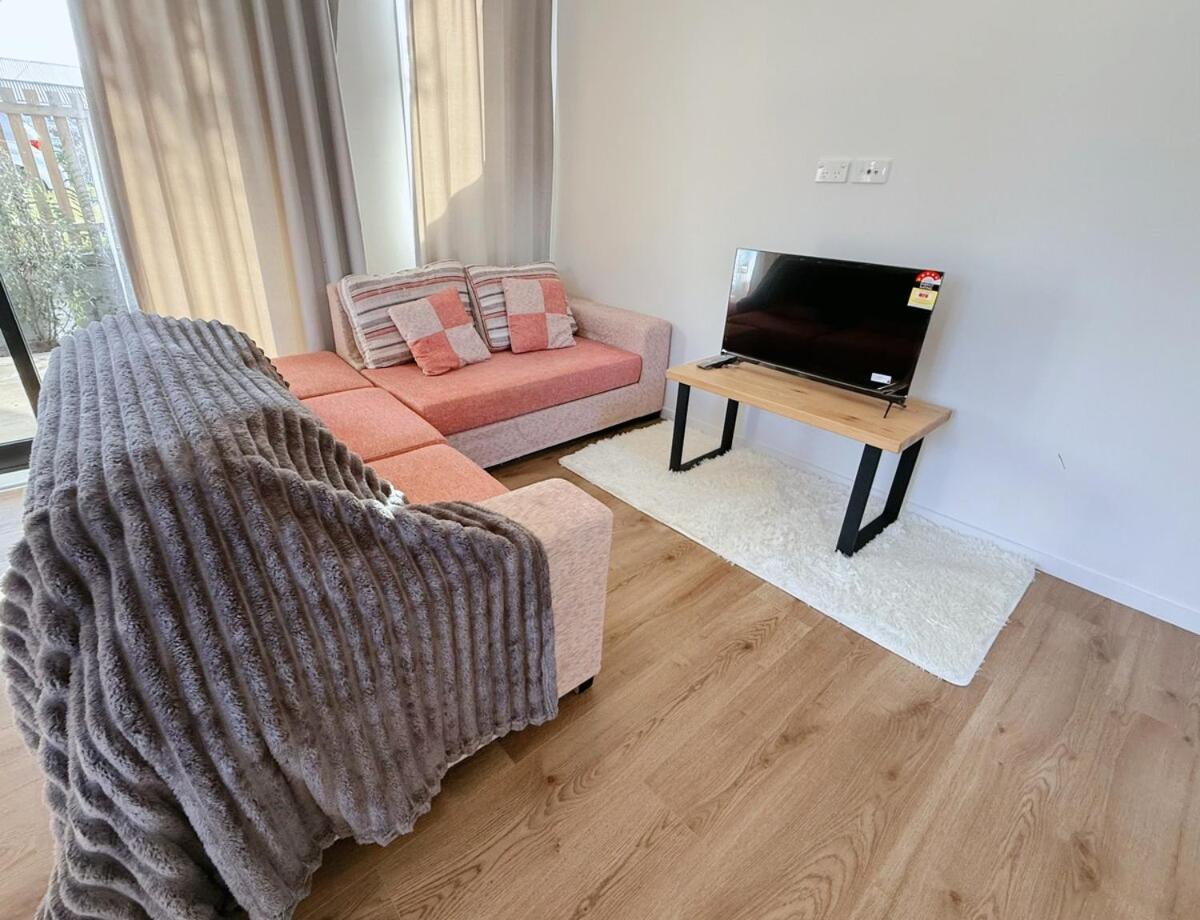 New 3 Bedroom Townhouse Near New Lynn Train Station Holiday home Auckland
