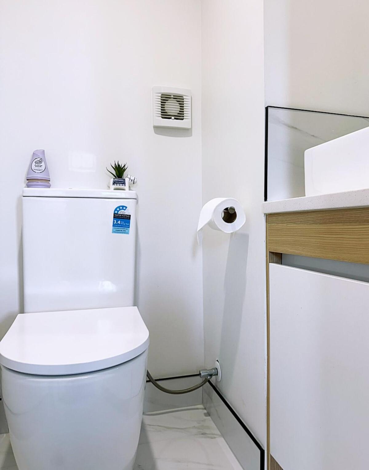 New 3 Bedroom Townhouse Near New Lynn Train Station Holiday home