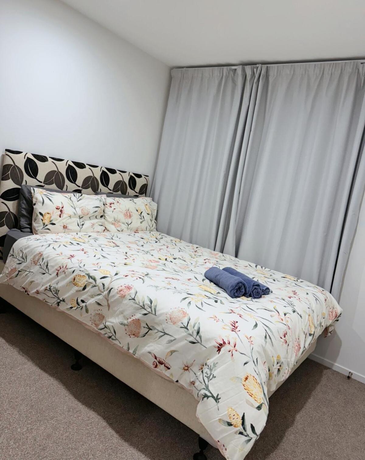 New 3 Bedroom Townhouse Near New Lynn Train Station *