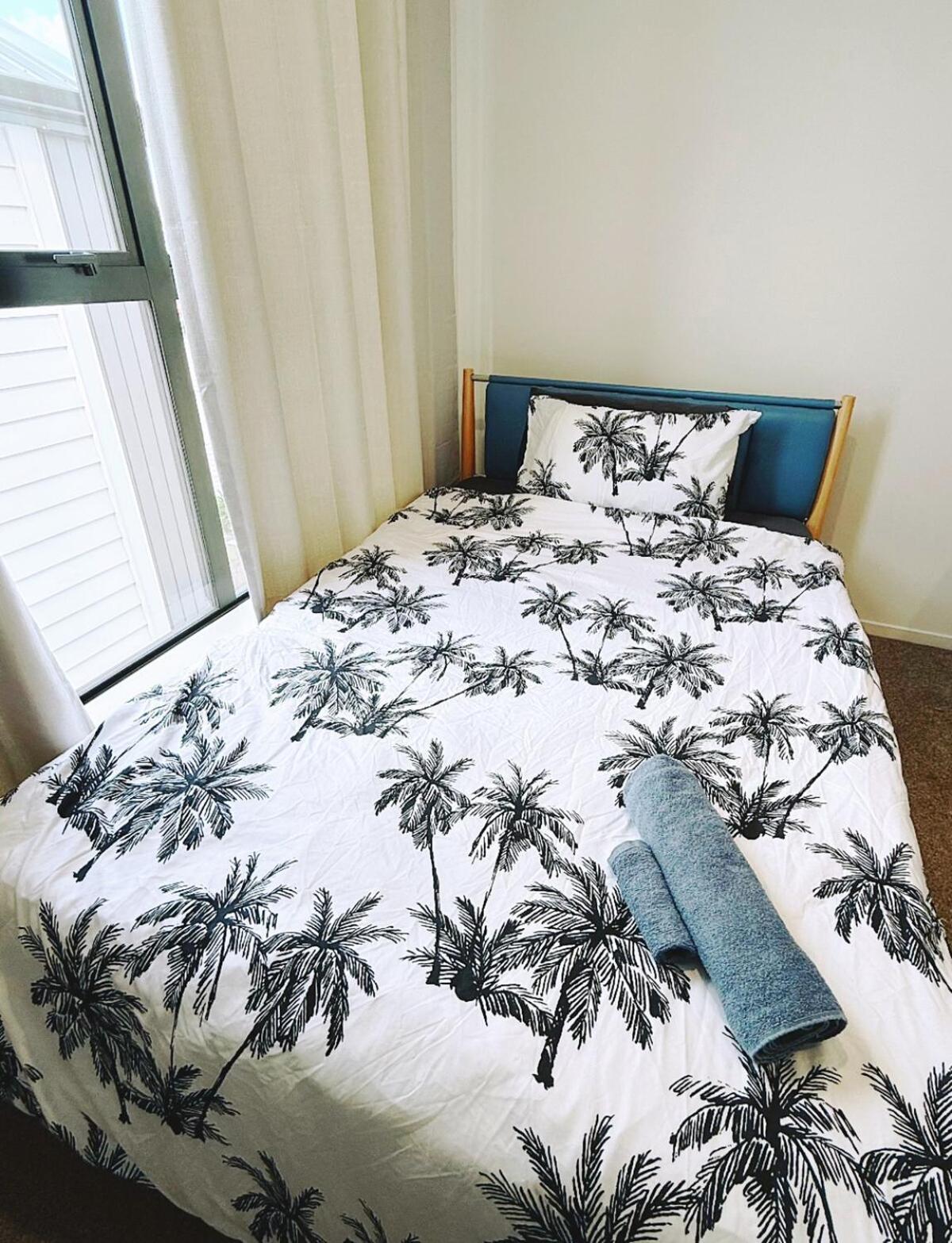 New 3 Bedroom Townhouse Near New Lynn Train Station Holiday home *