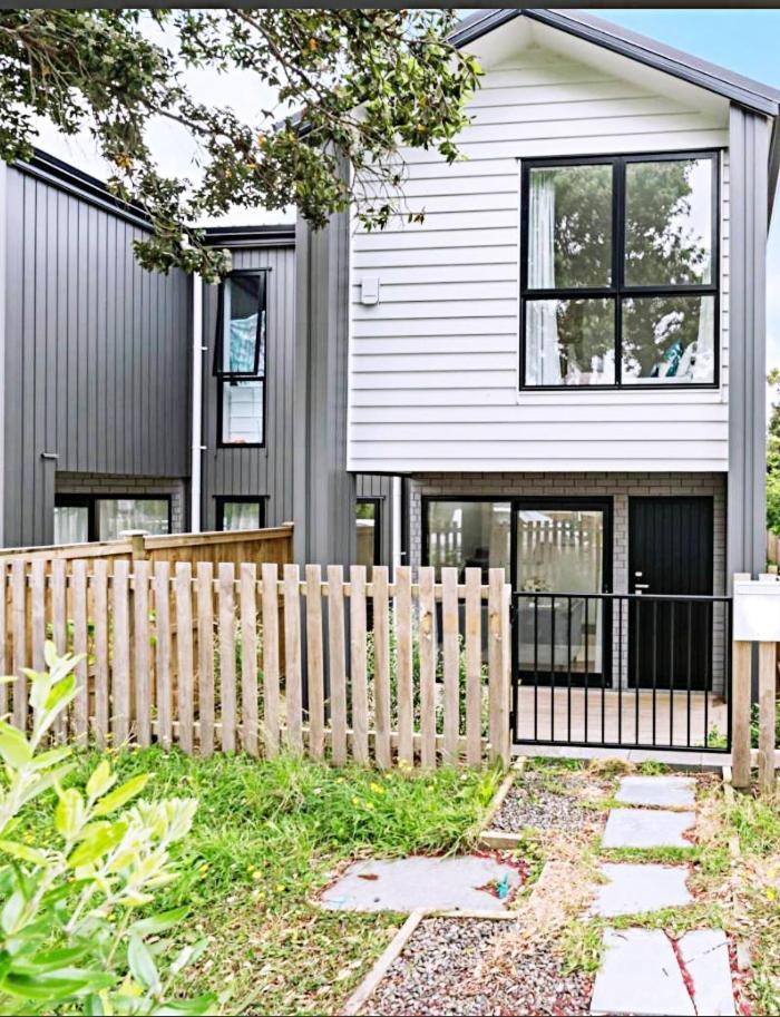 New 3 Bedroom Townhouse Near New Lynn Train Station Auckland