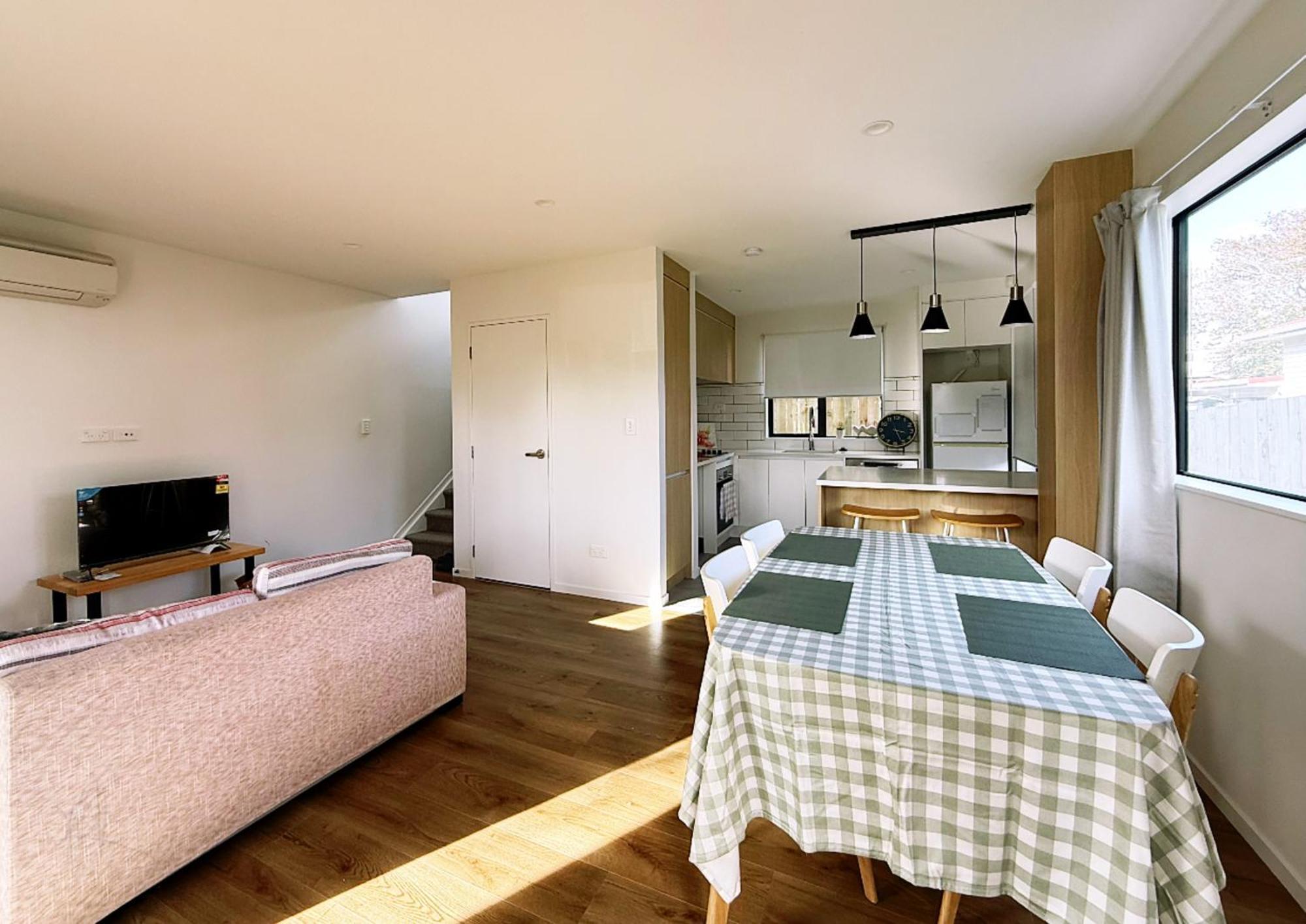 New 3 Bedroom Townhouse Near New Lynn Train Station Holiday home *