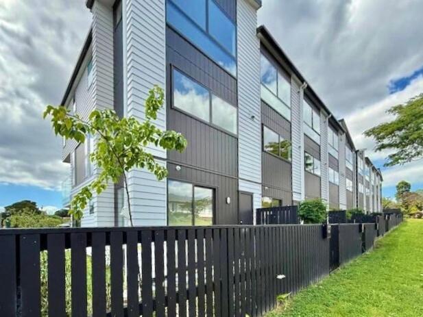 Modern Brand New Luxury Retreat In Papatoetoe Villa *
