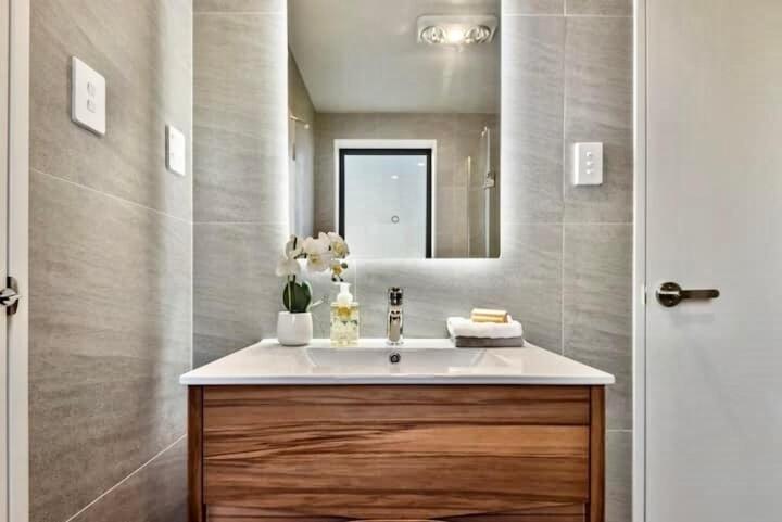 Villa Modern Brand New Luxury Retreat In Papatoetoe *