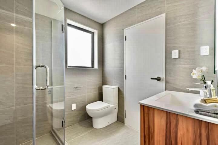 Modern Brand New Luxury Retreat In Papatoetoe Auckland