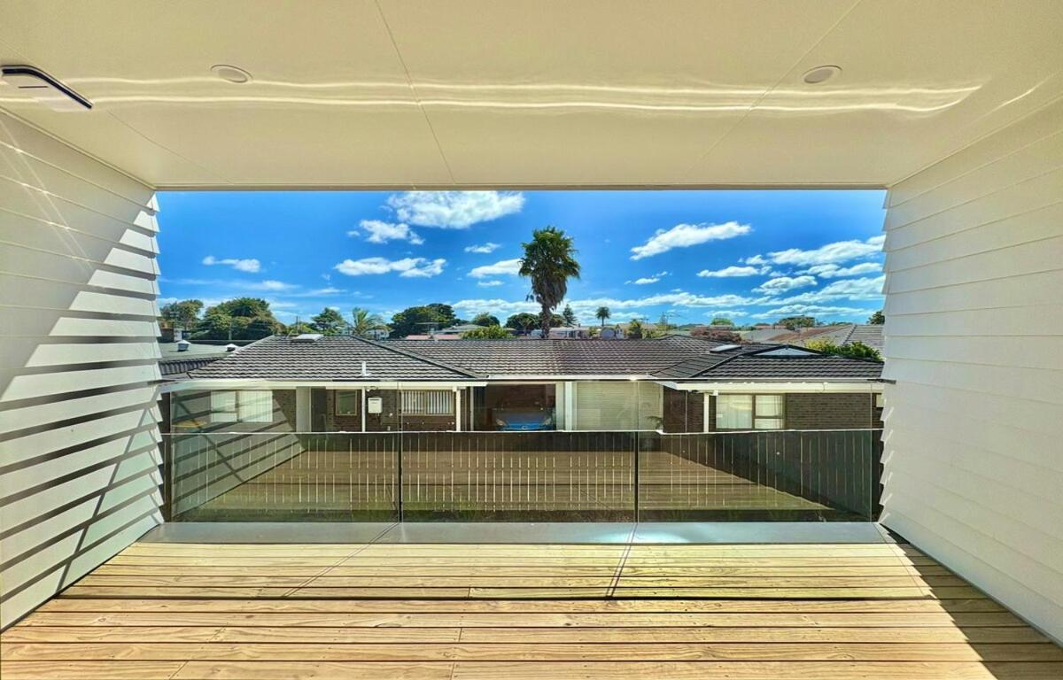 Modern Brand New Luxury Retreat In Papatoetoe