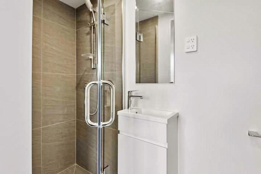 Modern Brand New Luxury Retreat In Papatoetoe Villa