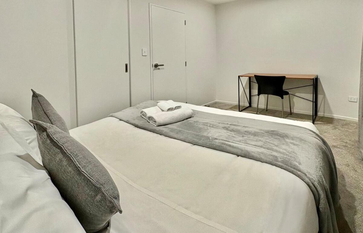 Modern Brand New Luxury Retreat In Papatoetoe