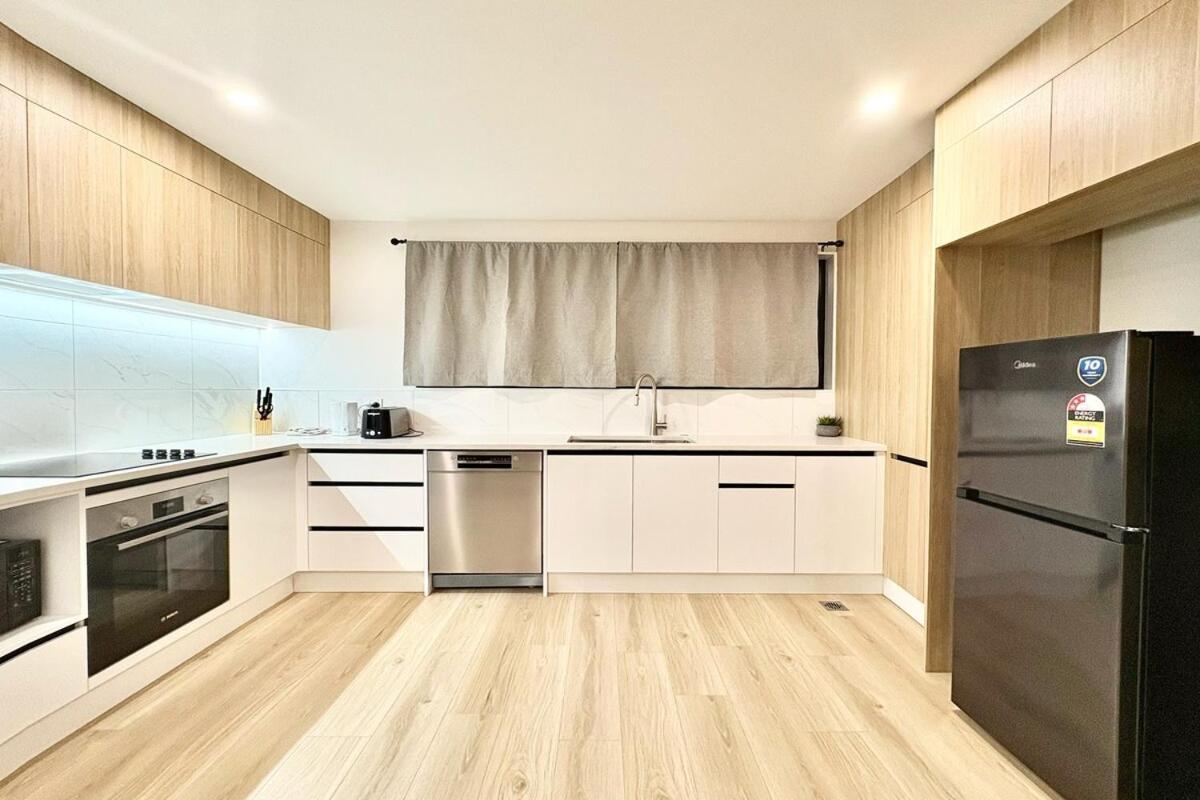 Modern Brand New Luxury Retreat In Papatoetoe Villa